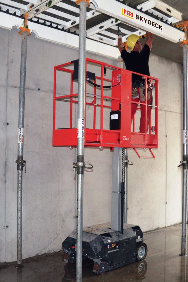 Zdvihací plošina umožňuje bezpečné bednění a odbednění. Může být nasazena také pro jiné práce nebo demontáž podpěrného lešení.