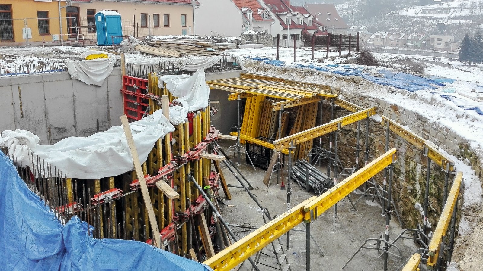 Priestor vo vnútri podkovitého predbránia dvojpodlažného objektu slúži na prepojenie Rhodyho ulice s hradnou priekopou. Vnútorné priestory budú využívané na kultúrno-prezentačné účely