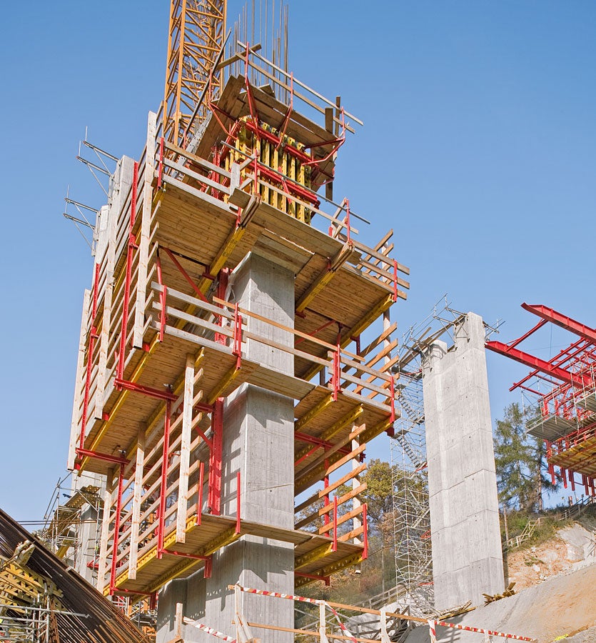 Os pilares da ponte foram escalados de forma rentável com o sistema de subida de trilhos PERI RCS.