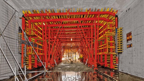 Os engenheiros da PERI desenvolveram duas carrocerias especiais customizadas que permitiram a construção das 28 seções de concretagem, cada uma com 20 m de comprimento, em ciclos regulares de seis dias.