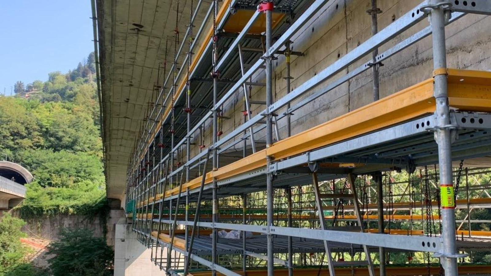 Esempio di ponteggio sospeso per il rifacimento di cordoli