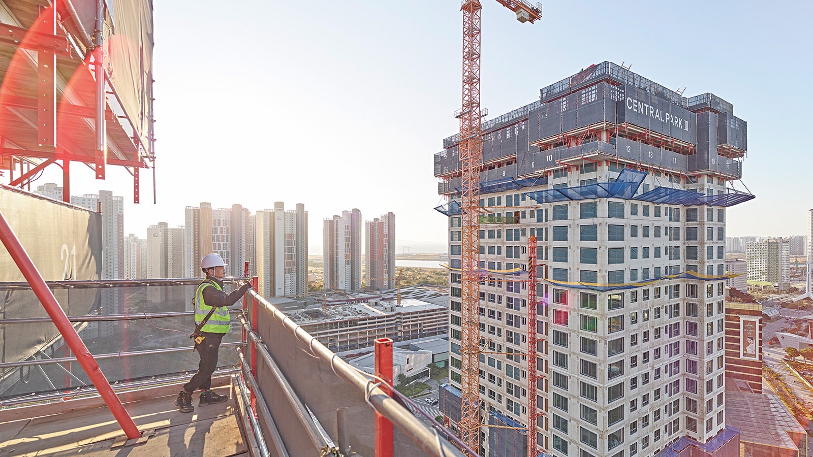 In Incheon, Südkorea, nur wenige Kilometer von Seoul entfernt, entstanden zwei neue Luxuswohntürme unter Einsatz des RCS MAX Schienenklettersystems.