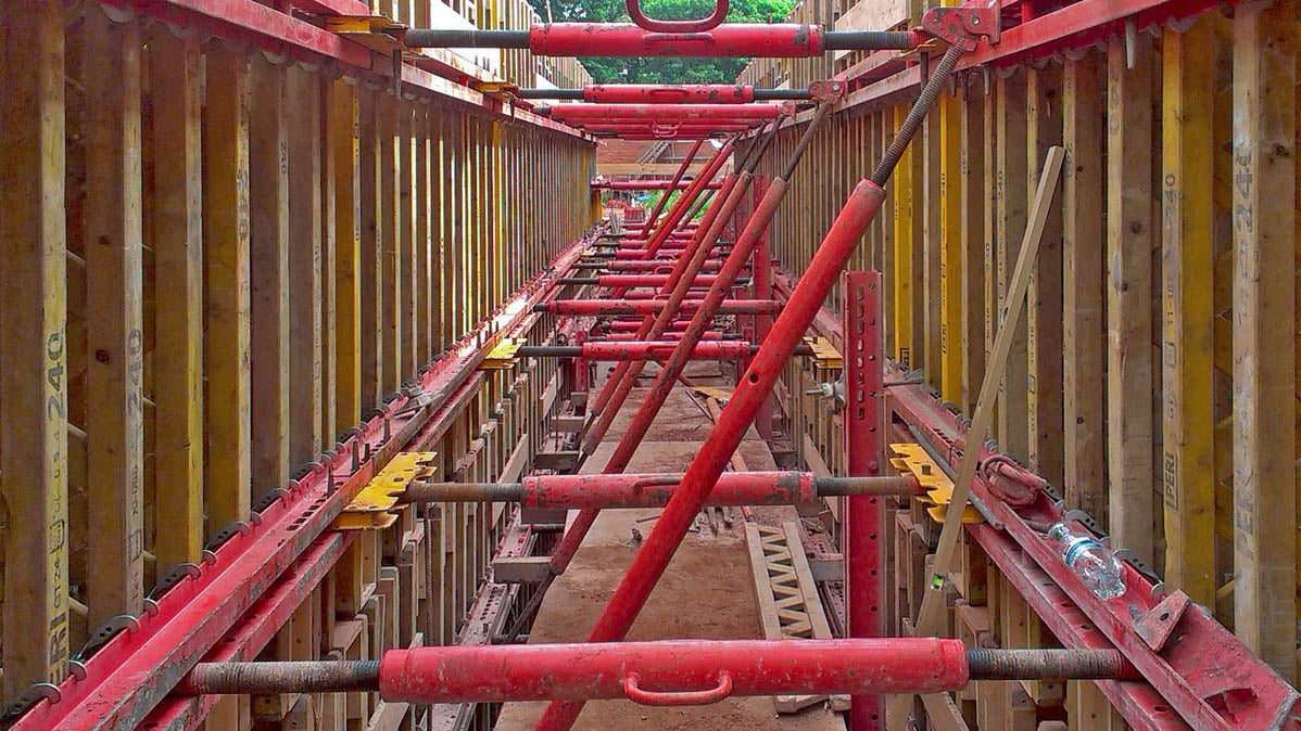 Symetryczne rozparcie deskowań jednostronnych wyeliminowało konieczność użycia ściągów i zapewniło wymagany efekt wizualny.