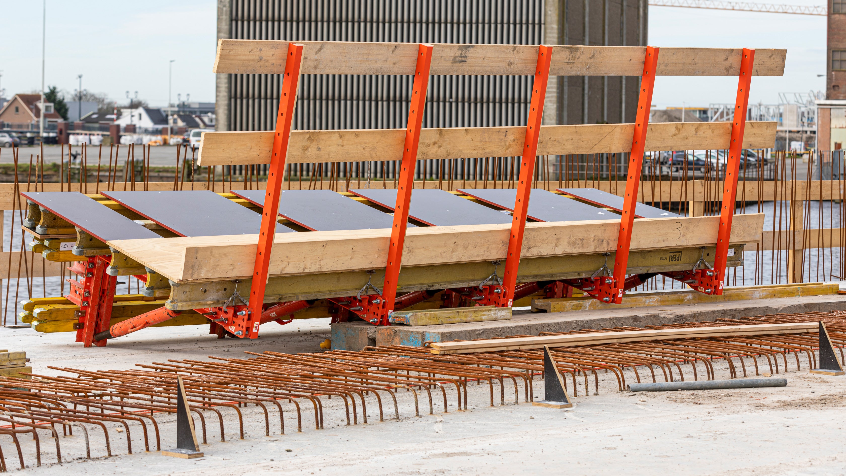 PERI leverde het element zo compleet mogelijk op de bouwplaats. Alleen het leuningwerk diende nog ter plekke gemonteerd te worden aan het element.