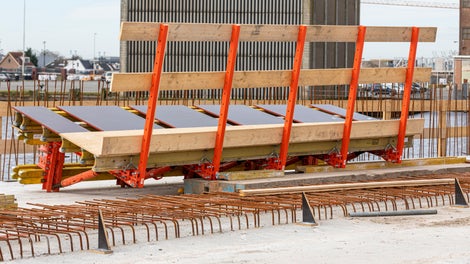 PERI leverde het element zo compleet mogelijk op de bouwplaats. Alleen het leuningwerk diende nog ter plekke gemonteerd te worden aan het element.