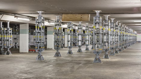 Montage und Demontage sowie das hydraulische Vorspannen und Absenken der PERI UP Absenkspindel unter Last sind denkbar einfach.<br/>