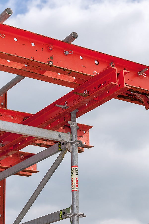 Für ihre Projektlösung kombinierten die PERI Ingenieure das PERI UP Gerüst mit dem LGS Fachwerkbinder – sowie Systembauteilen aus dem PERI Mietpark.