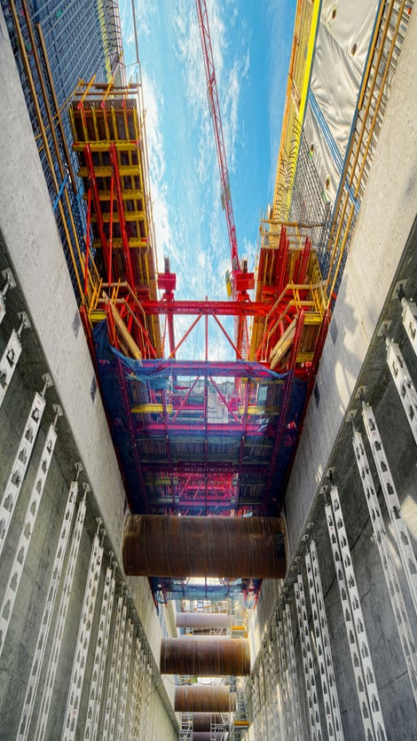 The VARIOKIT formwork carriage ensured rapid concreting sequences for the construction of the new subway station in Seattle. HD 200 heavy-duty props served as temporary support for the longitudinal edge beams.