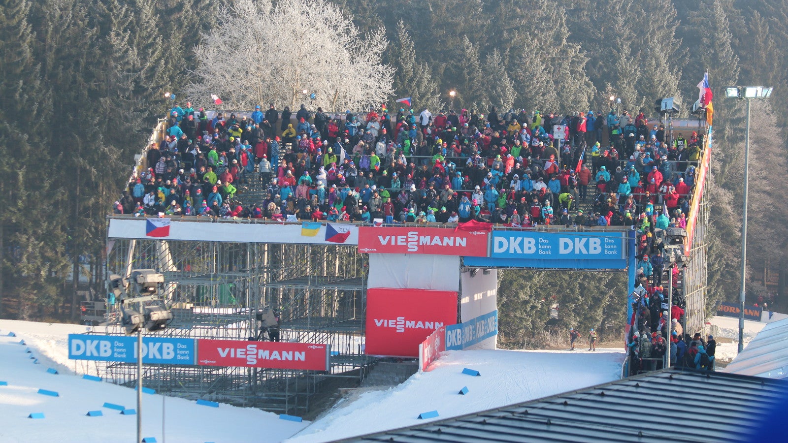 Tribuna u VIP stanu s průjezdem pro závodníky.