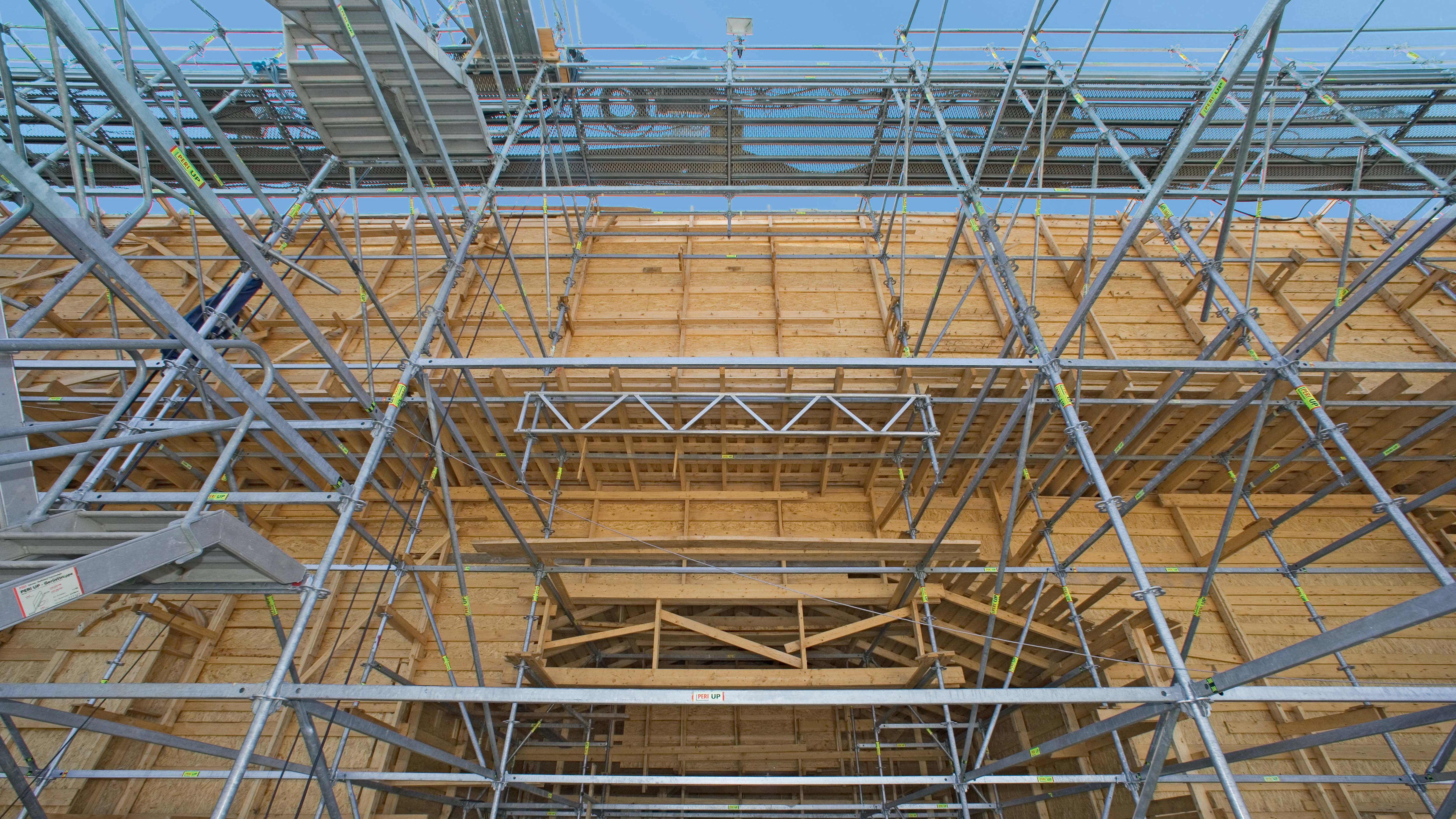 Pole lešení délky 4 m našlo uplatnění při přemosťování bran a jiných architektonických prvků.