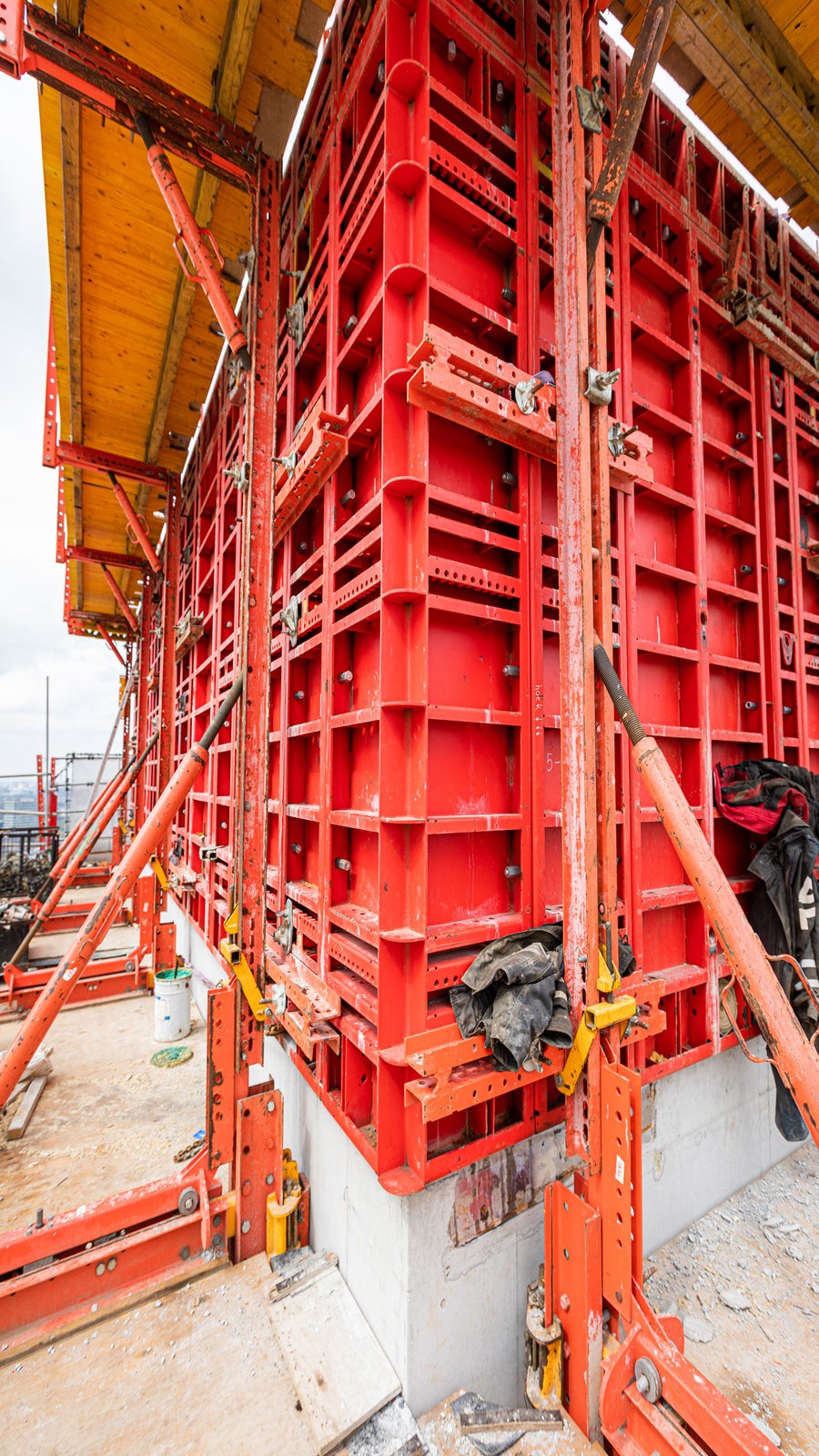 Dankzij het hydraulische PERI RCS-C klimsysteem voor de kern van de kantoortoren, wordt er efficiënt gewerkt en zo een optimale bouwsnelheid bereikt.