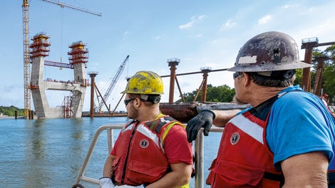 Um serviço de planejamento competente e suporte contínuo no local: a passarela posicionada entre as duas pernas de pilone era parte integrante da solução completa da PERI.