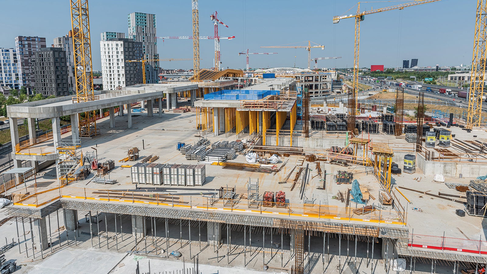 Puntellamento contemporaneo di 5 solai con il sistema di casseforme SKYDECK, che ha consentito l’ottimizzazione dei cicli di produzione in cantiere. 