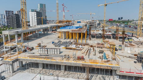 Puntellamento contemporaneo di 5 solai con il sistema di casseforme SKYDECK, che ha consentito l’ottimizzazione dei cicli di produzione in cantiere. 