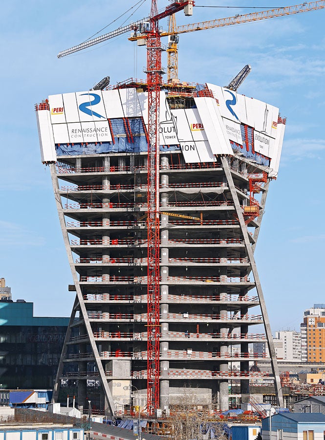 约250米高的进化大厦建筑在莫斯科的天空中优雅地旋转了150度，倾斜安装、不依赖吊车的RCS可爬升防护屏为施工提供了顶级安全保证。