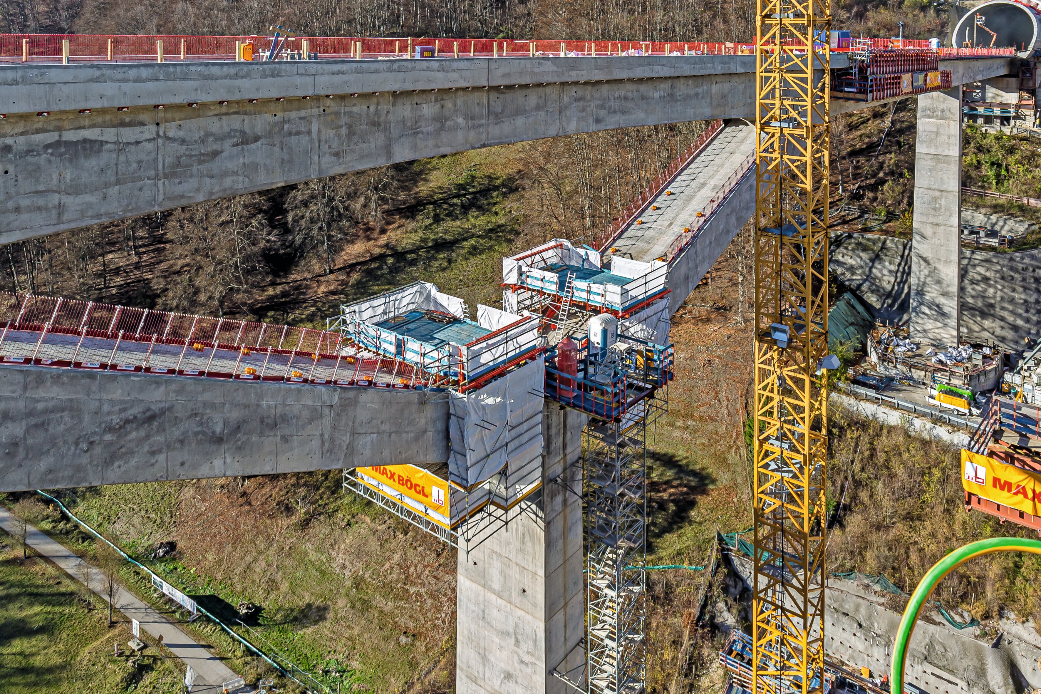 PERI engineers designed a rail-guided finishing carriage by combining the PERI UP Scaffolding System with VARIOKIT and RCS climbing technology in order to work on the inclined piers.<br/>(Photo: PERI SE)<br/>