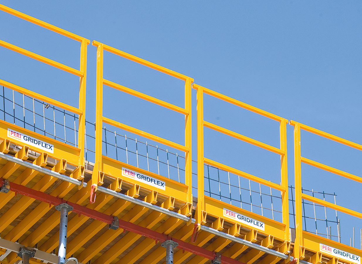 Le GRIDFLEX assure une sécurité optimale avec un montage réalisable depuis le sol, l'installation de garde-corps d'une hauteur de 1,30 m et la capacité de reprendre les efforts horizontaux, assurant ainsi un environnement de travail sûr pour les équipes<br/>