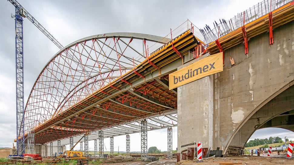 Obiekt MS 15 w całej okazałości z podwieszonym deskowaniem PERI VARIO przygotowany do wykonania betonowania płyty pomostu.