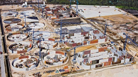 Em um período de construção de apenas dois anos, um total de 120 estruturas individuais foram construídas em uma área equivalente a 80 campos de futebol.