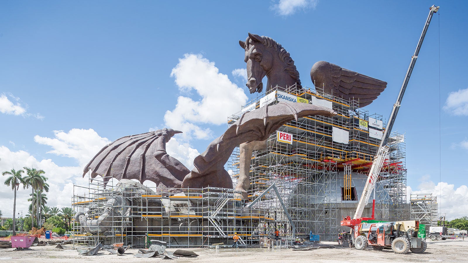 La scultura alta 33 metri e lunga 60 metri che raffigura Pegaso e un drago è stata realizzata in un formato più grande del vero. Con la soluzione PERI UP è stato possibile assemblare e saldare sul posto più di 1.000 elementi in bronzo.