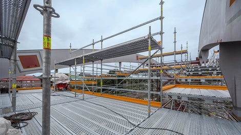 Um den Bahnbetrieb weitestgehend störungsfrei aufrechterhalten zu können, wurde die neue Stahlbrücke zwischen Gleisen und Wohnbebauung vormontiert und anschließend als komplettes Bauwerk – über 20 m hoch und rund 1.400 t schwer – an den endgültigen Einbauort verschoben und eingehoben.