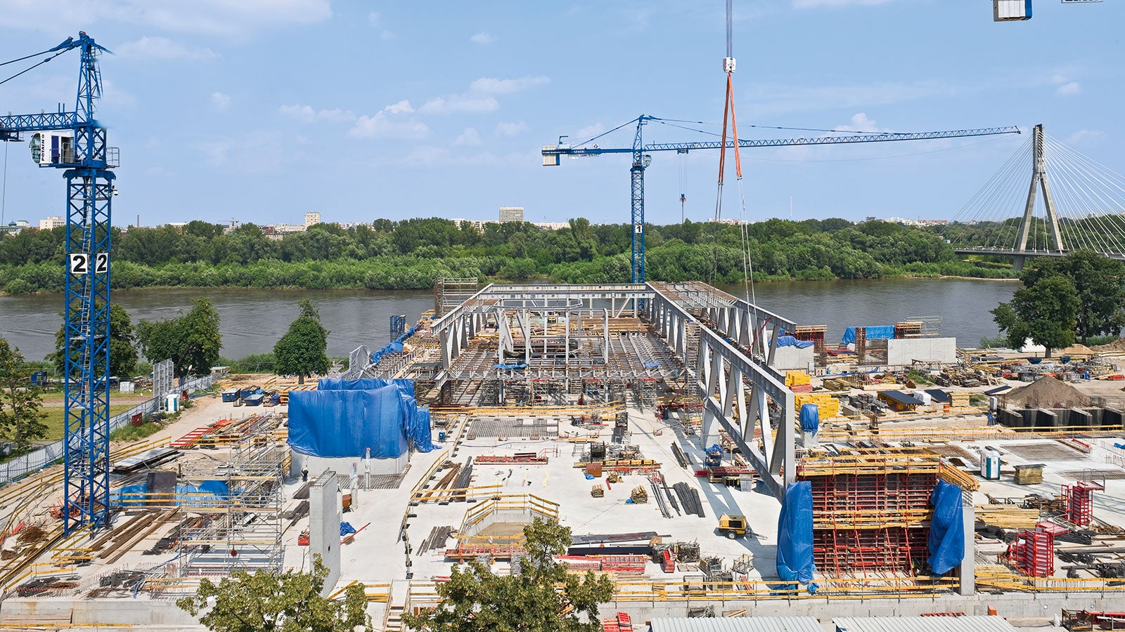 Ten ultranowoczesny budynek jest wkomponowany w nabrzeże Wisły i wzniesiony nad istniejącym tunelem wzdłuż Wisłostrady.