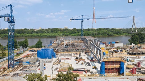 Ten ultranowoczesny budynek jest wkomponowany w nabrzeże Wisły i wzniesiony nad istniejącym tunelem wzdłuż Wisłostrady.