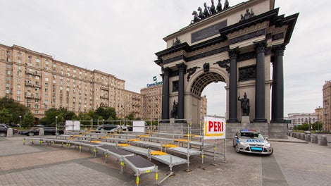 Трибуна полукруглой формы была собрана у Триумфальной арки для проведения праздничной фотосессии по случаю 80-летия со дня основания ГИБДД МВД России