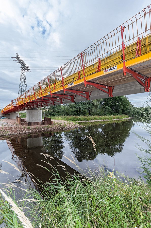 The cantilever parapet bracket with a closed working platform is the optimal solution for refurbishment projects but can also be used for new structures.
