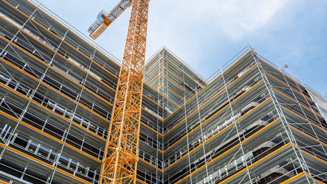 The circumferential work and safety scaffold based on the PERI UP Easy facade scaffolding system formed an essential foundation for project completion within the planned budget and time frame - without any work-related accidents.
