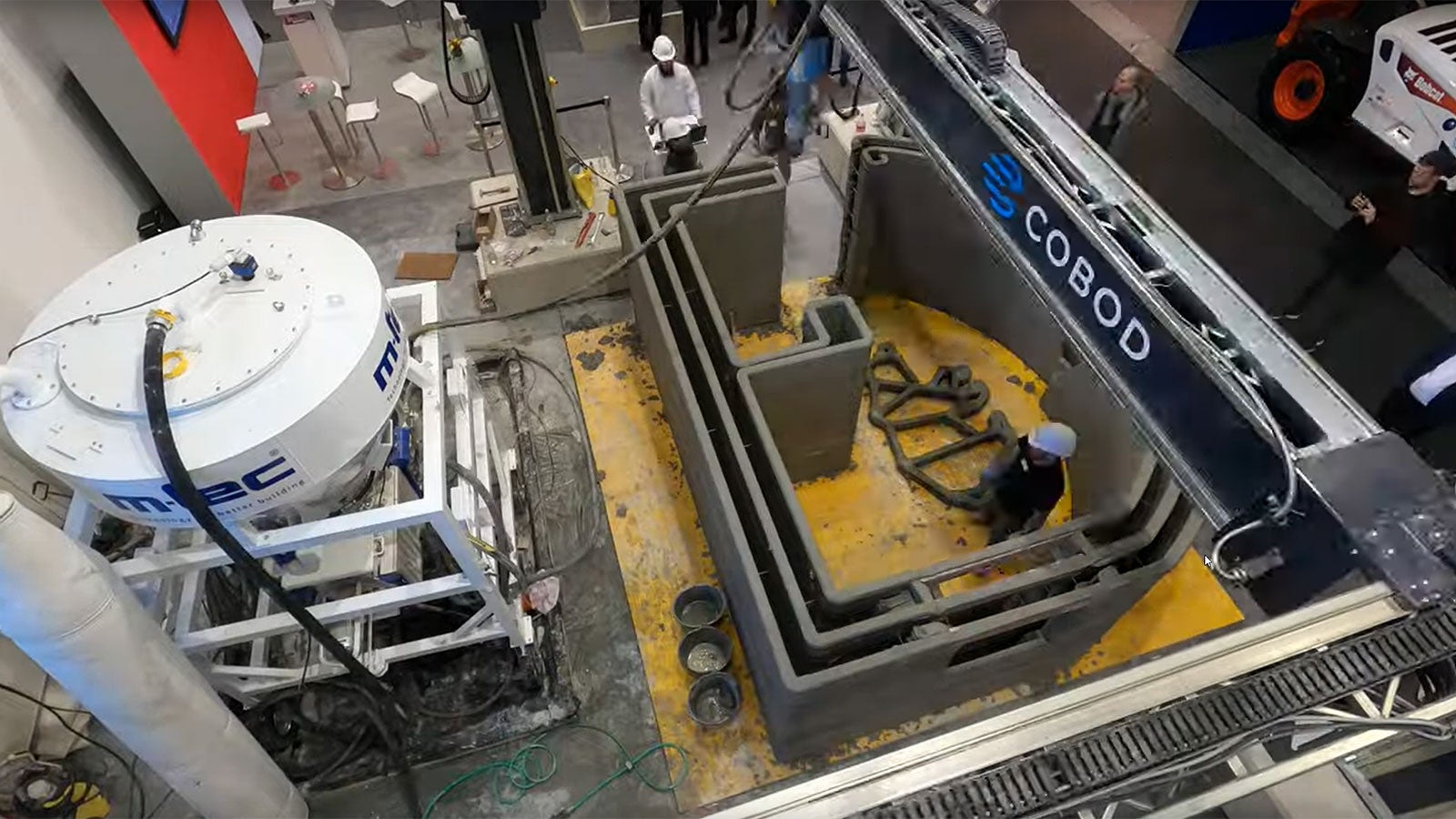 Auf der bautec 2020 wurde von PERI das neue 3D-Betondruck-Verfahren vorgestellt und innerhalb von 4 Tagen die Wände von 4 kleinen Gebäuden in 3D gedruckt. 