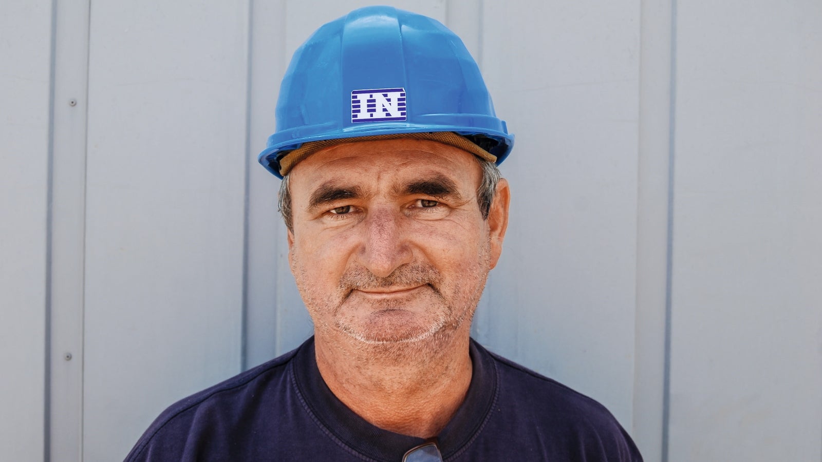 Pri realizácii objektov na výstavbe VW vznikalo množstvo zmien počas výstavby, ktoré bolo nutné zapracovať do projektov debnenia. Niektoré zadania jednostranných stien a kazetových stropov boli zložitejšie. Tu oceňujem zo strany vašej spoločnosti flexibilitu technika, jeho komunikatívnosť a ústretovosť. Tak isto aj flexibilitu skladových pracovníkov a ich ústretovosť v často sa meniacich požiadavkách.