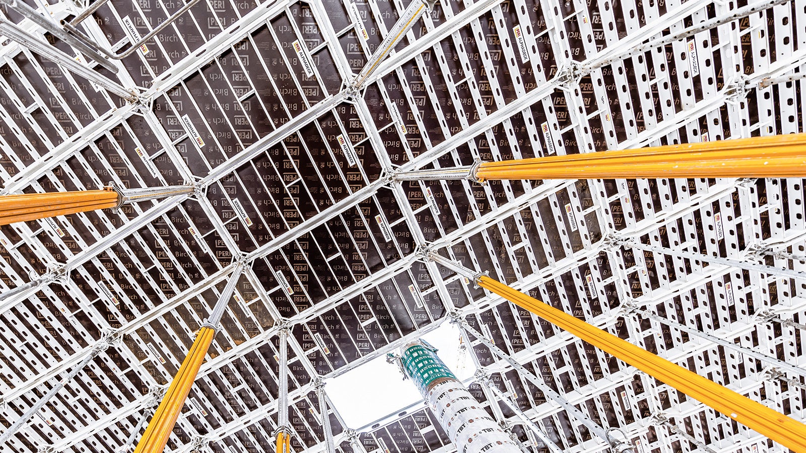 PERI will be introducing a new slab formwork, the ALPHADECK Panel Slab Formwork. Especially for flat slabs with large spans, ALPHADECK is the optimal solution for customers who want to switch from conventional formwork methods to system formwork.