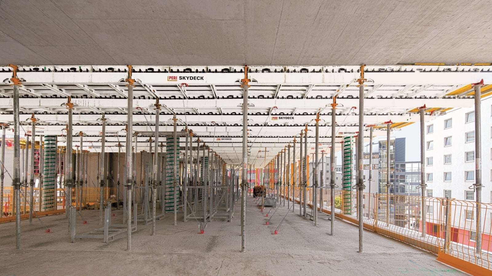 Die Decken der Untergeschosse wurden mit SKYDECK in Form gebracht. Die systematische Montagefolge beschleunigte die Schalarbeiten, durch Frühausschalen ließ sich die Vorhaltemenge reduzieren.