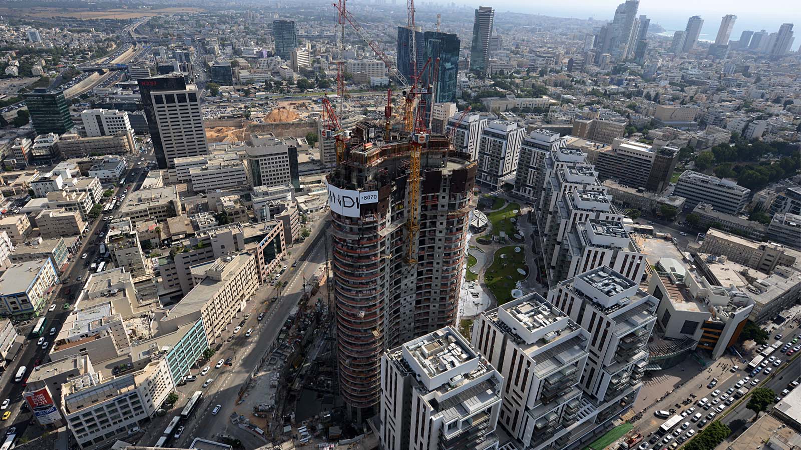 מגדל בצורת תלתן ובגובה של 180 מ'