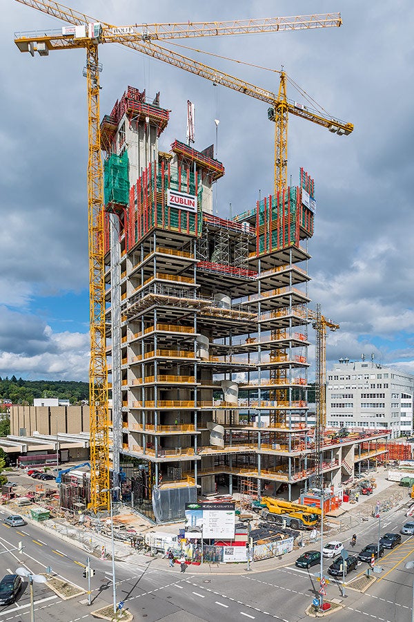 Die 74 m hohe BITZER-Unternehmenszentrale in Sindelfingen wurde auf Basis einer projektspezifisch erarbeiteten PERI Schalungs- und Gerüstlösung in einjähriger Rohbauzeit errichtet.
