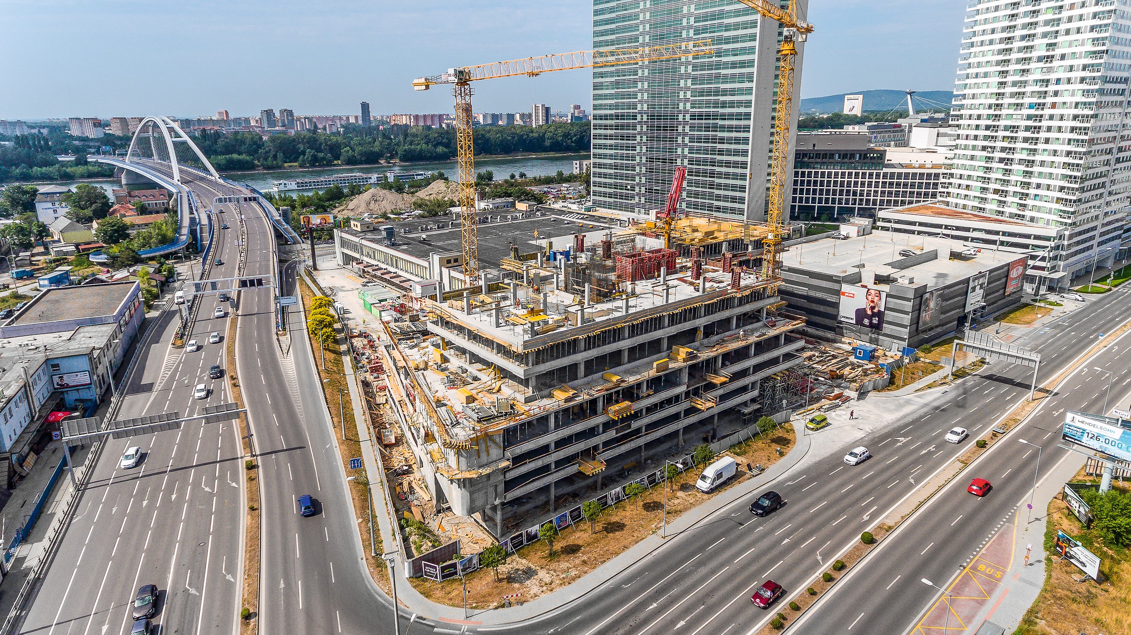 Pri výstavbe Panorama City III Business v Bratislave zákazník ocenil pri spolupráci s PERI technické návrhy pre efektívne využitie systémov debnenia, ako aj rýchlosť reakcie na požiadavky, ochotu hľadať alternatívne konštrukčné riešenia a široký produktový záber.