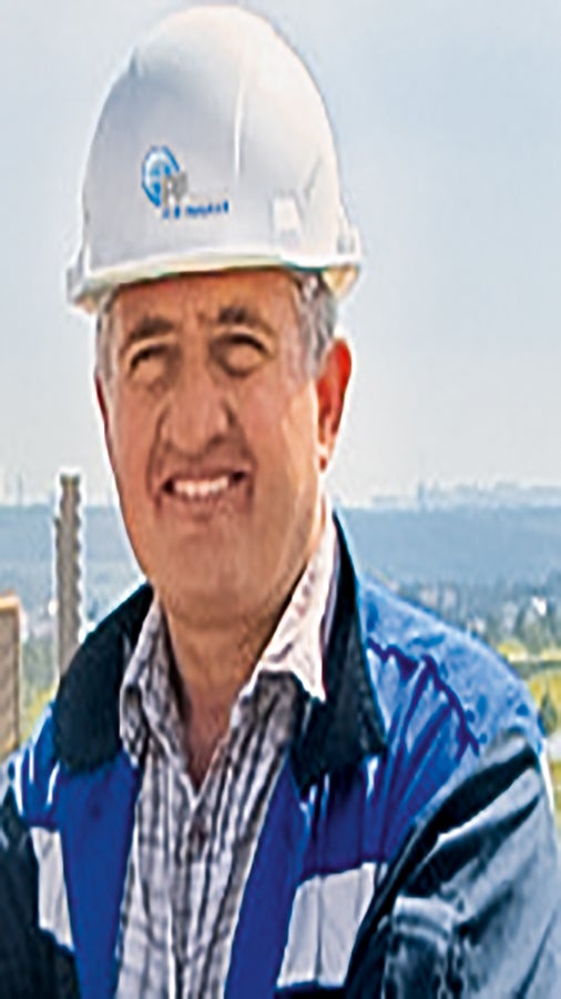 «Мы приняли верное решение применять опалубочные системы компании PERI для бетонирования специфической геометрии здания. Техническое решение PERI и возможность аренды позволили нам существенно снизить трудоемкость работ, избежать больших затрат и работать без простоев».