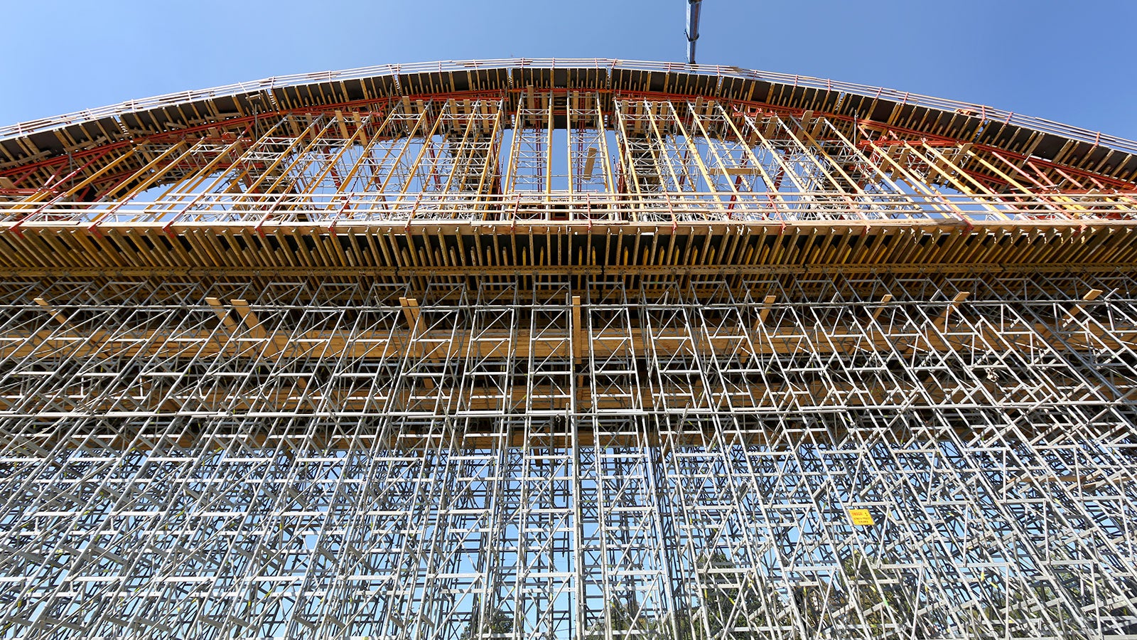 Podparcie ustroju nośnego przy użyciu wież ST 100.