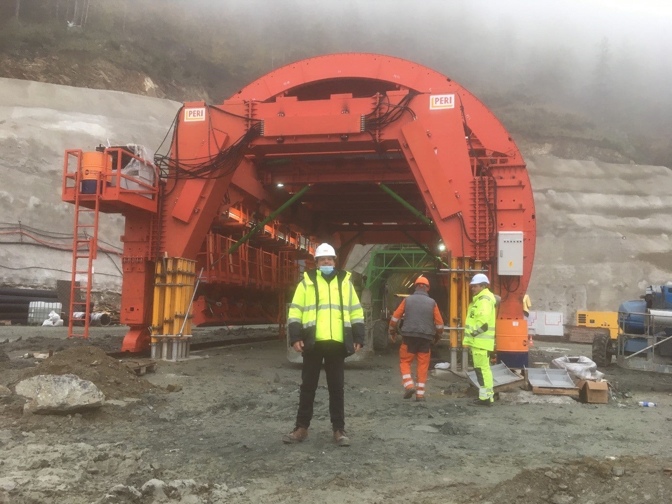 Гост-супервайзорът на обекта по време на сглобяване и тестване на системата