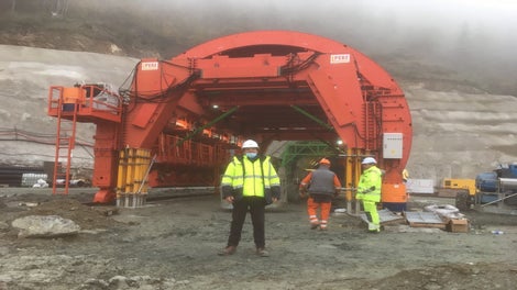 Гост-супервайзорът на обекта по време на сглобяване и тестване на системата