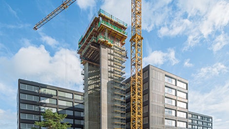 Der als Sichtbetonbauwerk ausgeführte Zwillingsturm im Norden des Westfllügels dient als Auflager und zur Erschließung der Plattform.