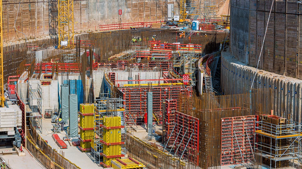 Der Bau des Ringtunnels mit massiven Bauteilen und einer komplexen Bewehrungsführung erfordert eine projektspezifisch abgestimmte Schalungs- und Gerüstlösung.