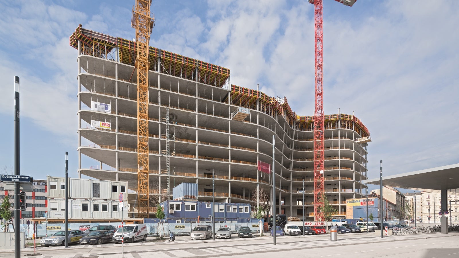 Zur Realisierung des geschwungenen Gebäudegrundrisses überzeugte das auf die Projektanforderungen angepasste PERI Schalungskonzept die Projektverantwortlichen vom Einsatz der Systeme MAXIMO, MULTIPROP, SKYDECK, VARIODECK und PROKIT.