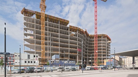 Zur Realisierung des geschwungenen Gebäudegrundrisses überzeugte das auf die Projektanforderungen angepasste PERI Schalungskonzept die Projektverantwortlichen vom Einsatz der Systeme MAXIMO, MULTIPROP, SKYDECK, VARIODECK und PROKIT.