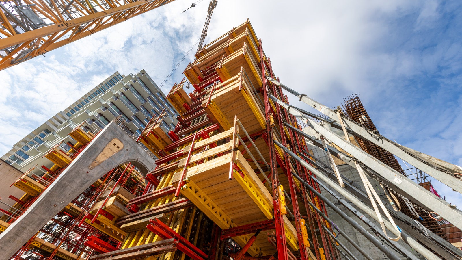 De torenkraan op de bouw had voldoende capaciteit om de 35 ton zware bekisting van PERI in één keer om te zetten.