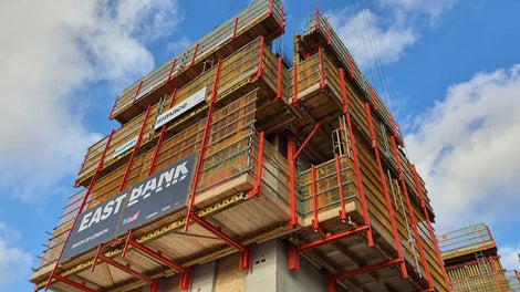 The moving unit is connected at all times to the building by means of a climbing shoe.