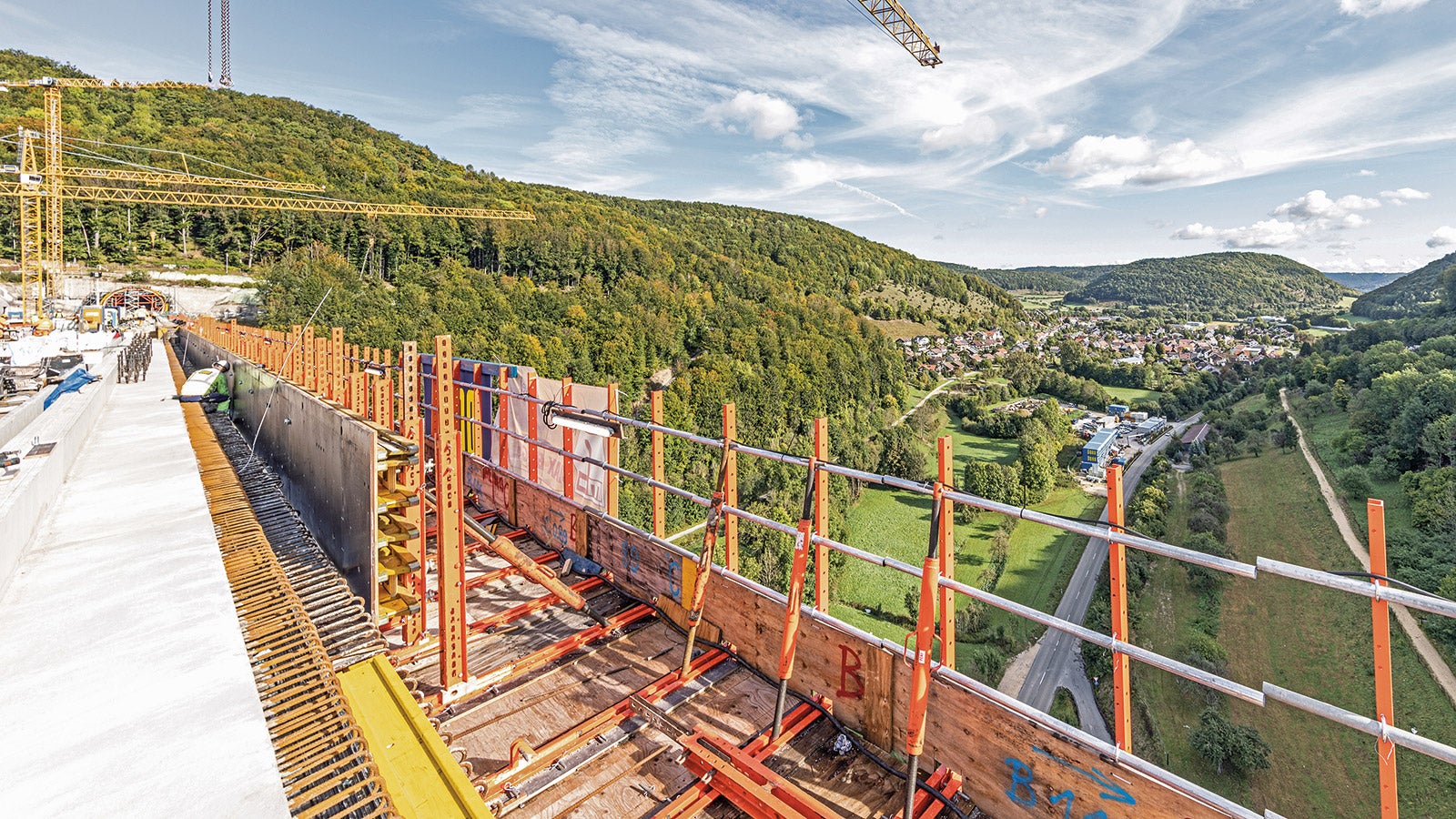 Zur abschnittsweisen Kappenherstellung am östlichen Überbau wurden die Arbeitsbühnen über die gesamte Brückenlänge vorgehalten. Die projektspezifische VARIOKIT Lösung der PERI Ingenieure berücksichtigte die anschließende Zusatzverwendung als Montage- und Nacharbeitsbühne.