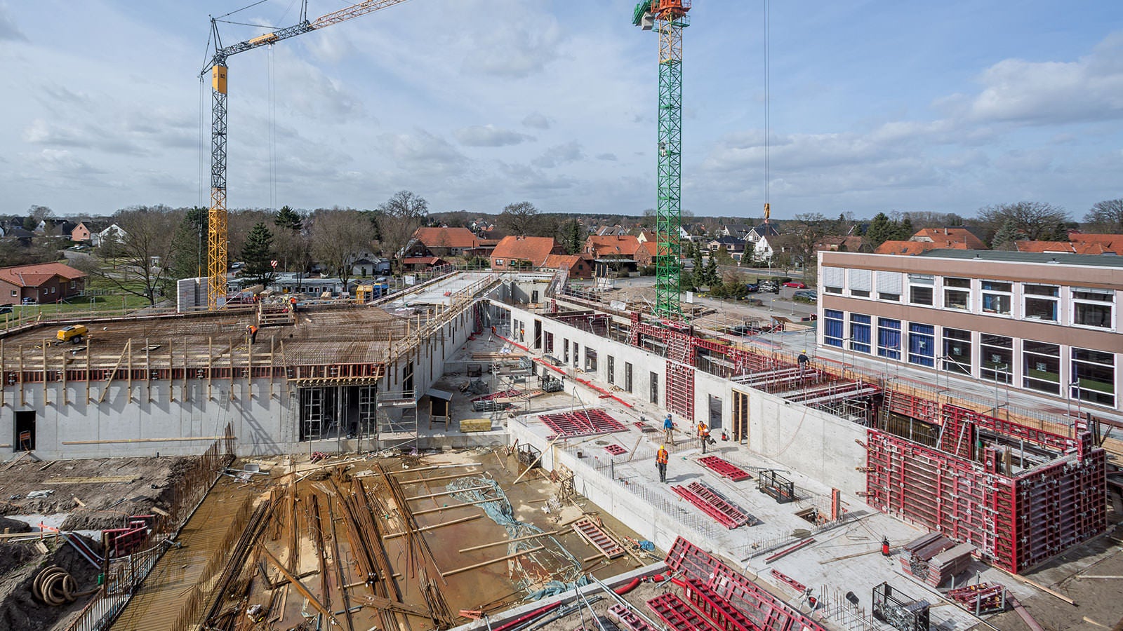 Das Schalen der Stahlbetonwände bis 3,60 m Höhe mit MAXIMO 360 ohne zusätzliche Aufstockungen sorgte für kurze Bauzeiten.<br/>