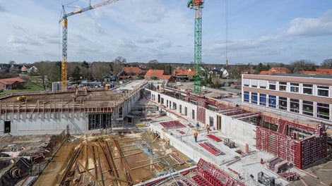 Das Schalen der Stahlbetonwände bis 3,60 m Höhe mit MAXIMO 360 ohne zusätzliche Aufstockungen sorgte für kurze Bauzeiten.<br/>